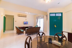 Triple Room | Ruang tamu | TV skrin rata