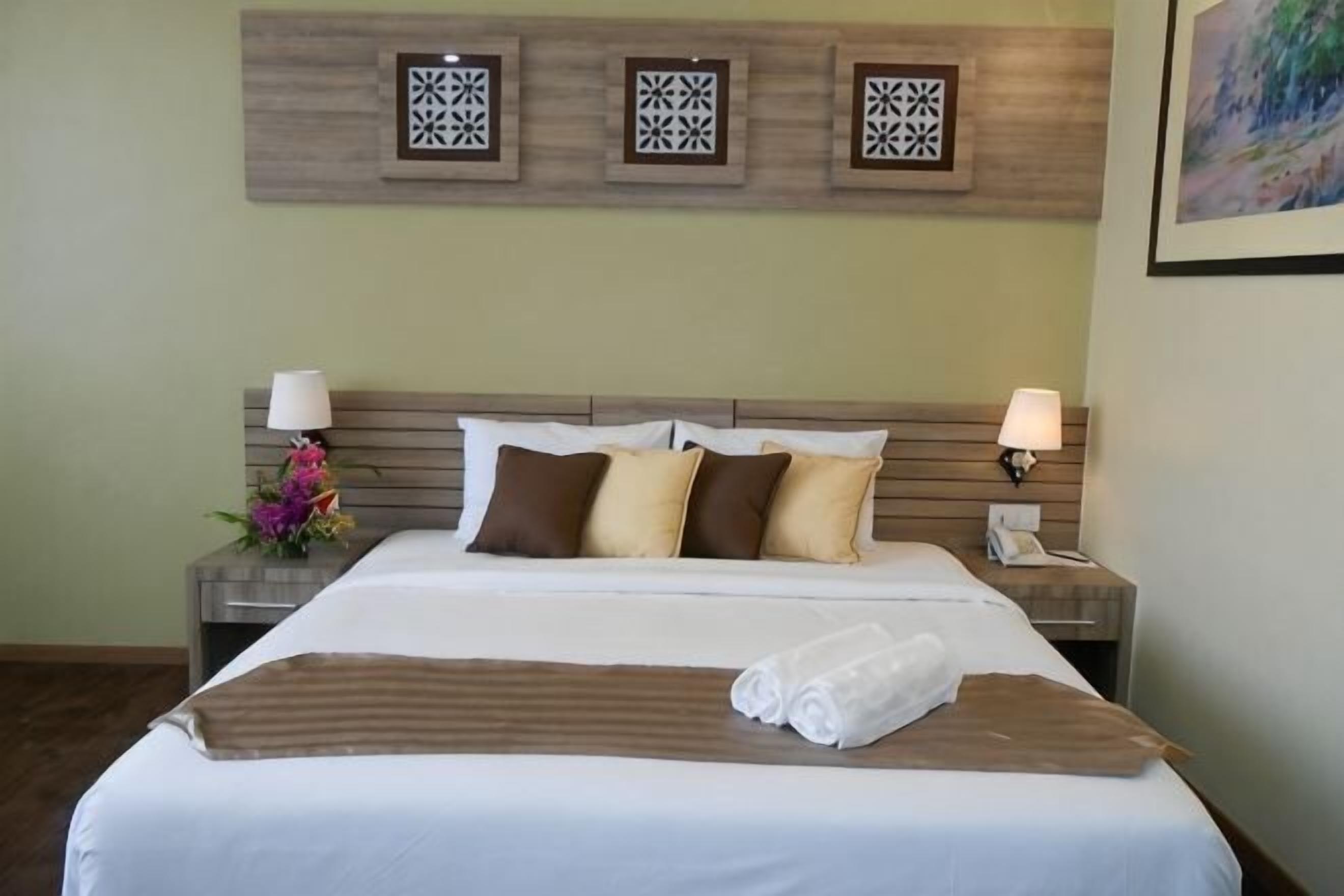 3 bedrooms, desk, iron/ironing board