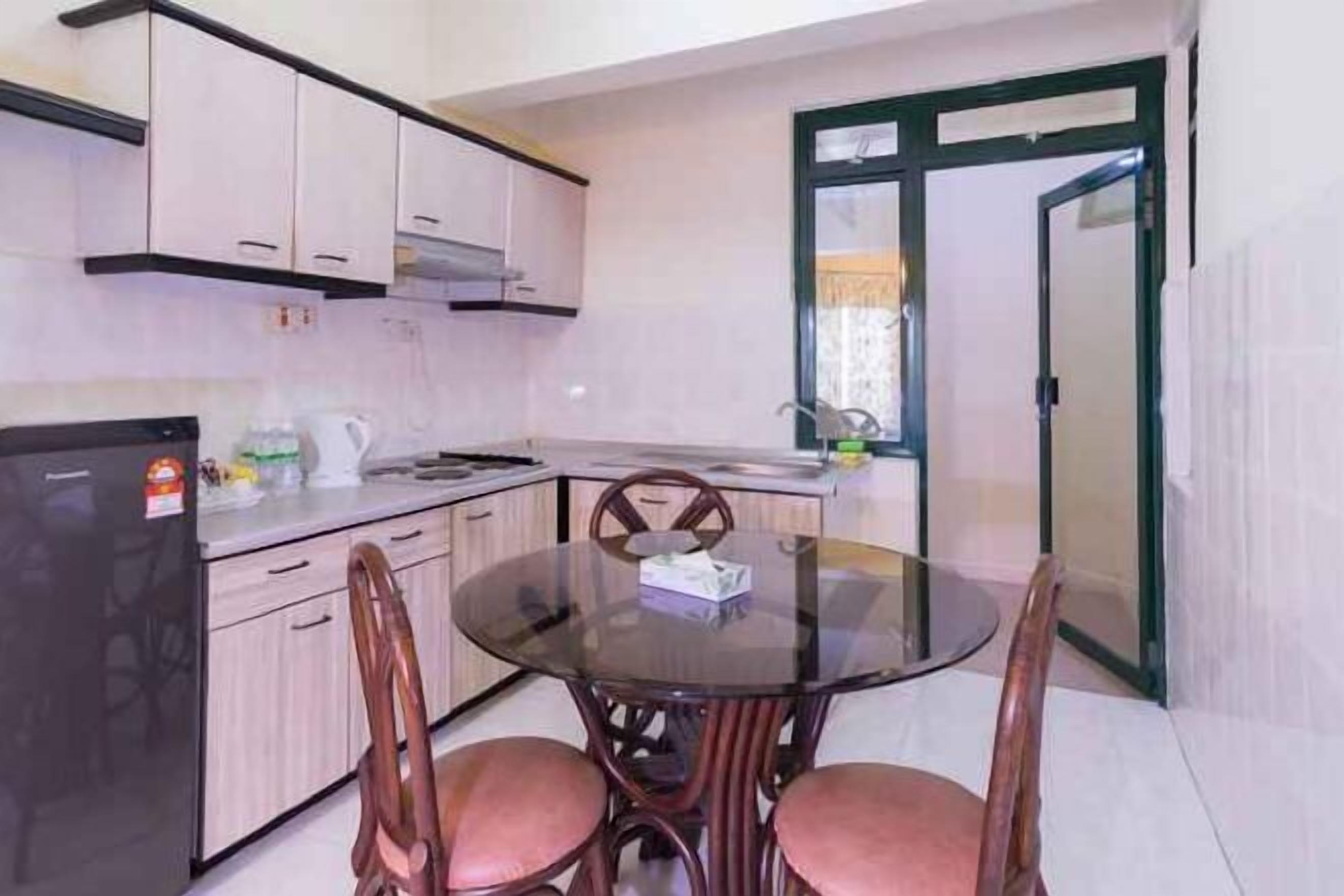 Private kitchen | Full-size fridge, coffee/tea maker, electric kettle