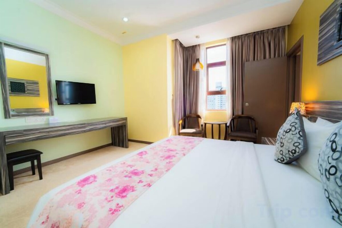 3 habitaciones, escritorio y tabla de planchar con plancha 
