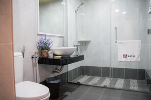 Deluxe Room | Bathroom | Shower, free toiletries, hair dryer, slippers