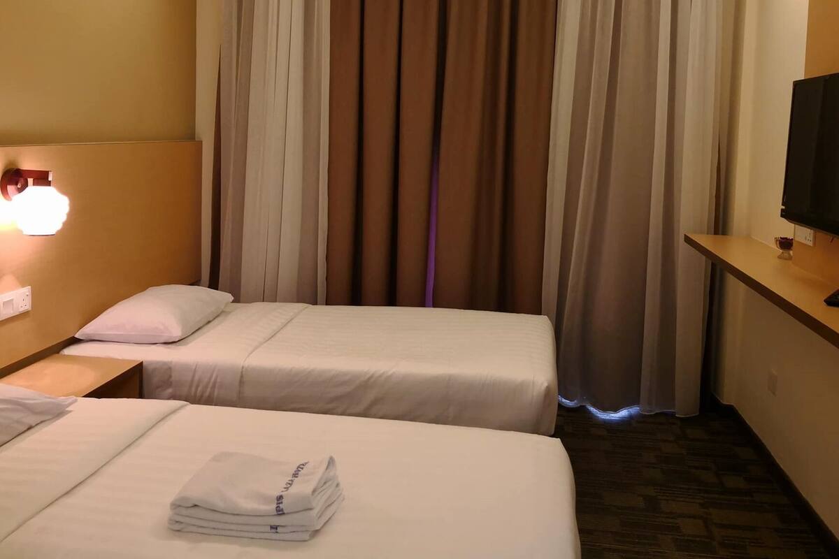 deluxe room | 1 bedroom, desk, iron/ironing board, free wifi