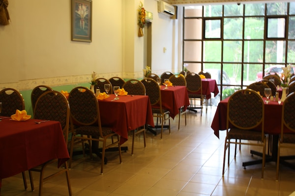 Se sirven desayunos, comidas, cenas y cocina internacional