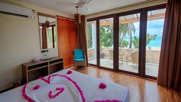 Habitación doble, vista al mar | Ropa de cama de alta calidad y minibar