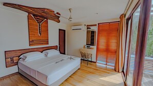 A bedroom with a bed, a desk, and a window with blinds. - Kinan Retreat (Fulidhoo)