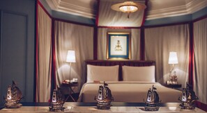 Deluxe Room, 1 King Bed | Minibar, in-room safe, desk, soundproofing