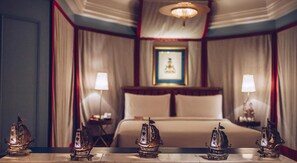 Luxe kamer | Een minibar, een kluis op de kamer, een bureau, geluiddichte muren