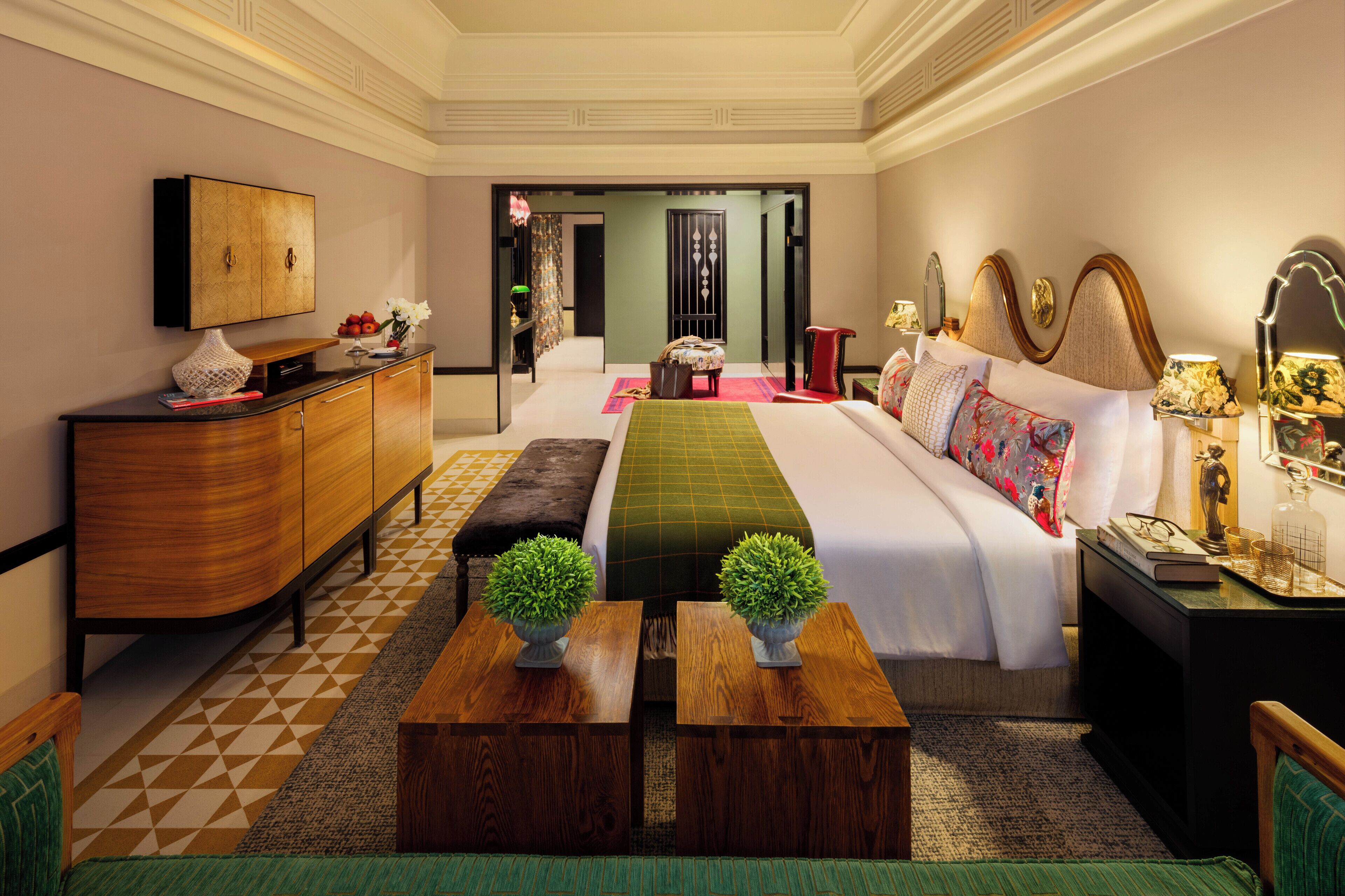 Prince Room | Minibar, in-room safe, desk, soundproofing