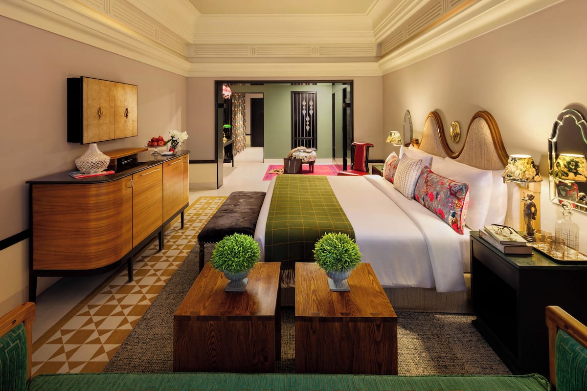 Deluxe kamer, 1 kingsize bed | Een minibar, een kluis op de kamer, een bureau, geluiddichte muren