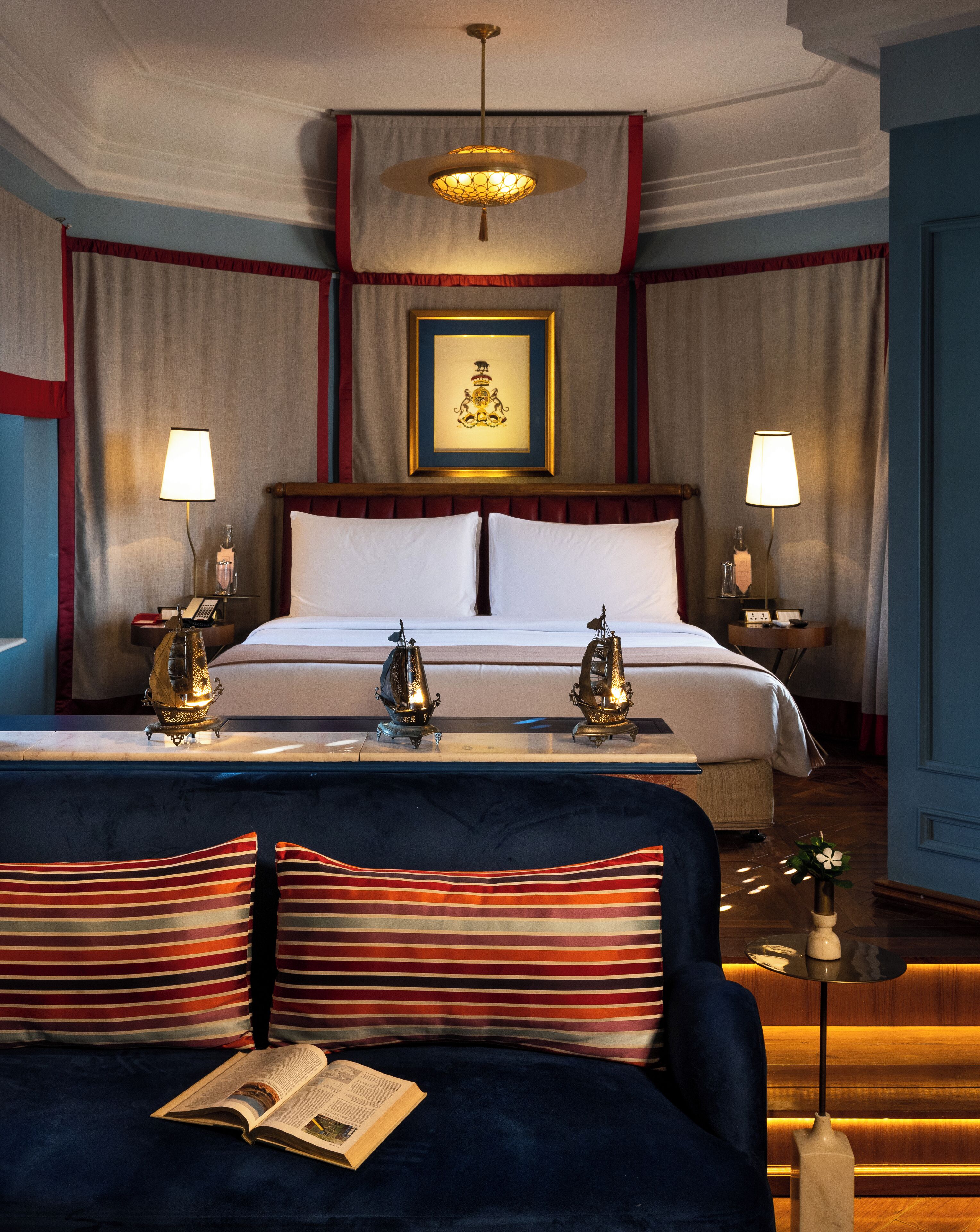 Regimental Room | Minibar, in-room safe, desk, soundproofing