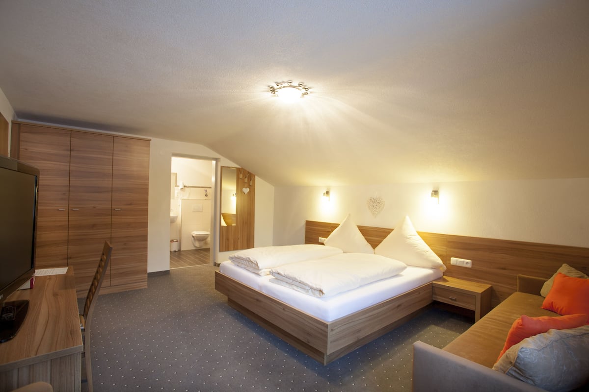 premium bedding, in-room safe, desk, soundproofing