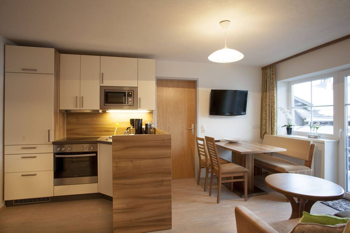 Appartamento, 2 camere da letto, vista valle | Area soggiorno | TV a schermo piatto