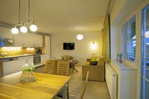 Departamento, 1 habitación, vista a la montaña | Área de sala de estar | Televisión de pantalla plana 