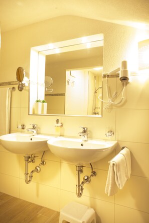 Apartment, 2 Bedrooms, Garden View | Bathroom | Shower, hair dryer, towels - Alpenhof Waengle (Waengle)
