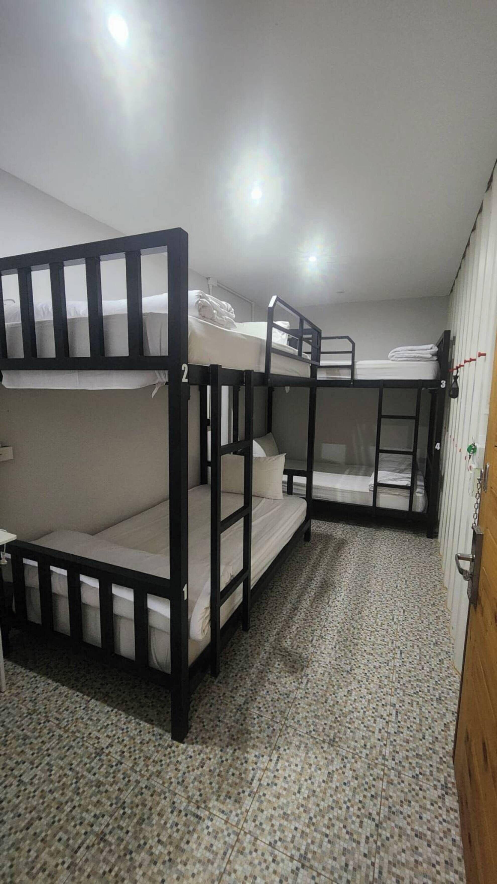 Bunk Bed for 4 with Private Bathroom | Lydisolert og wi-fi (inkludert)