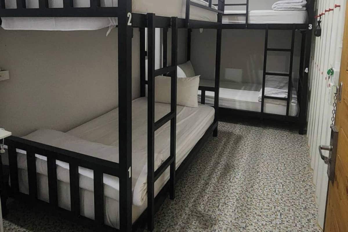 Bunk Bed for 4 with Private Bathroom | Soundproofing, free WiFi