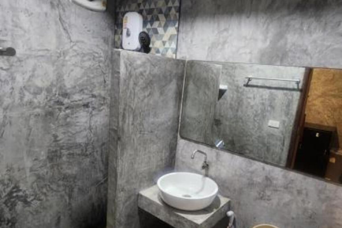 Ein Badezimmer mit Toilette, Waschbecken und Spiegel.