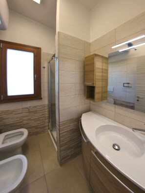 Appartement, 3 slaapkamers | Badkamer | Een douche, een bidet