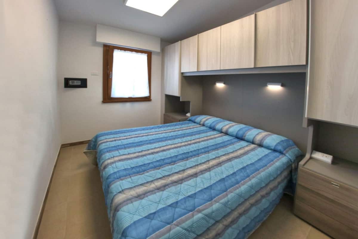 Leilighet, 2 soverom (First Floor) | Safe på rommet, barnesenger og wi-fi (inkludert)