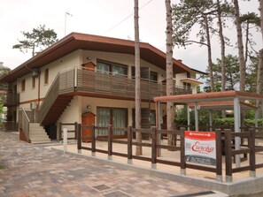 Vista frontal de la propiedad
