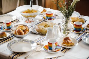 Tägliches Frühstücksbuffet (11 EUR pro Person)