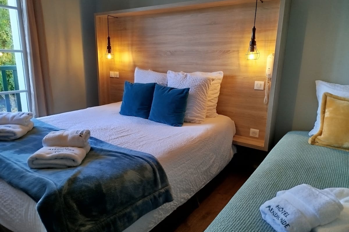 Habitación cuádruple Confort | Tabla de planchar con plancha, wifi gratis, ropa de cama