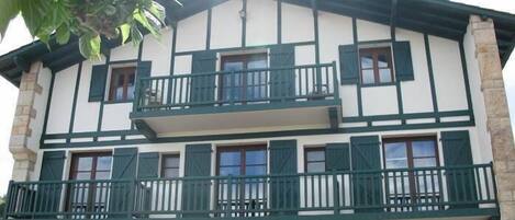 Vista frontal de la propiedad