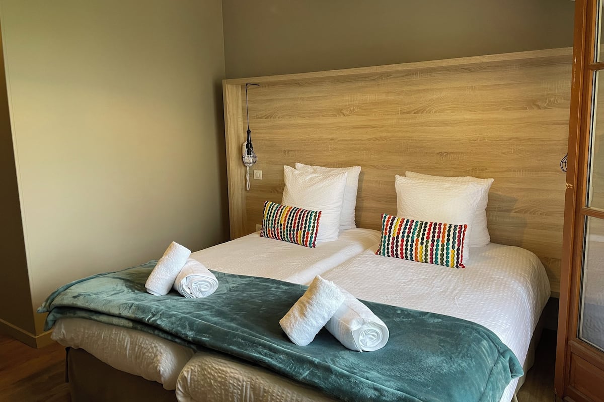 Habitación Confort con 2 camas individuales | Tabla de planchar con plancha, wifi gratis, ropa de cama