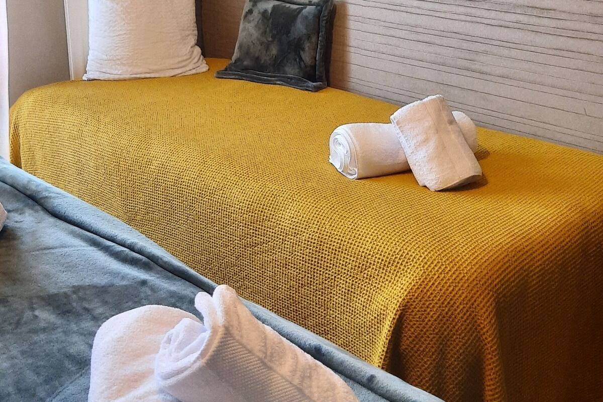 Comfort-Dreibettzimmer | Schallisolierte Zimmer, Bügeleisen/Bügelbrett, kostenloses WLAN