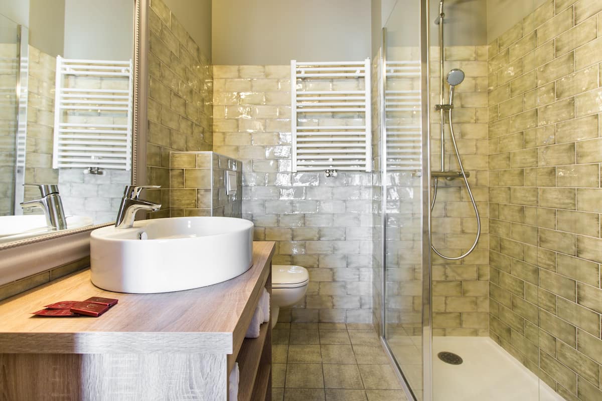 double room | bathroom | free toiletries, hair dryer, towels