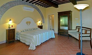 Dobbelt- eller tomannsrom (frantoio) | Skrivebord, barnesenger og wi-fi (inkludert)