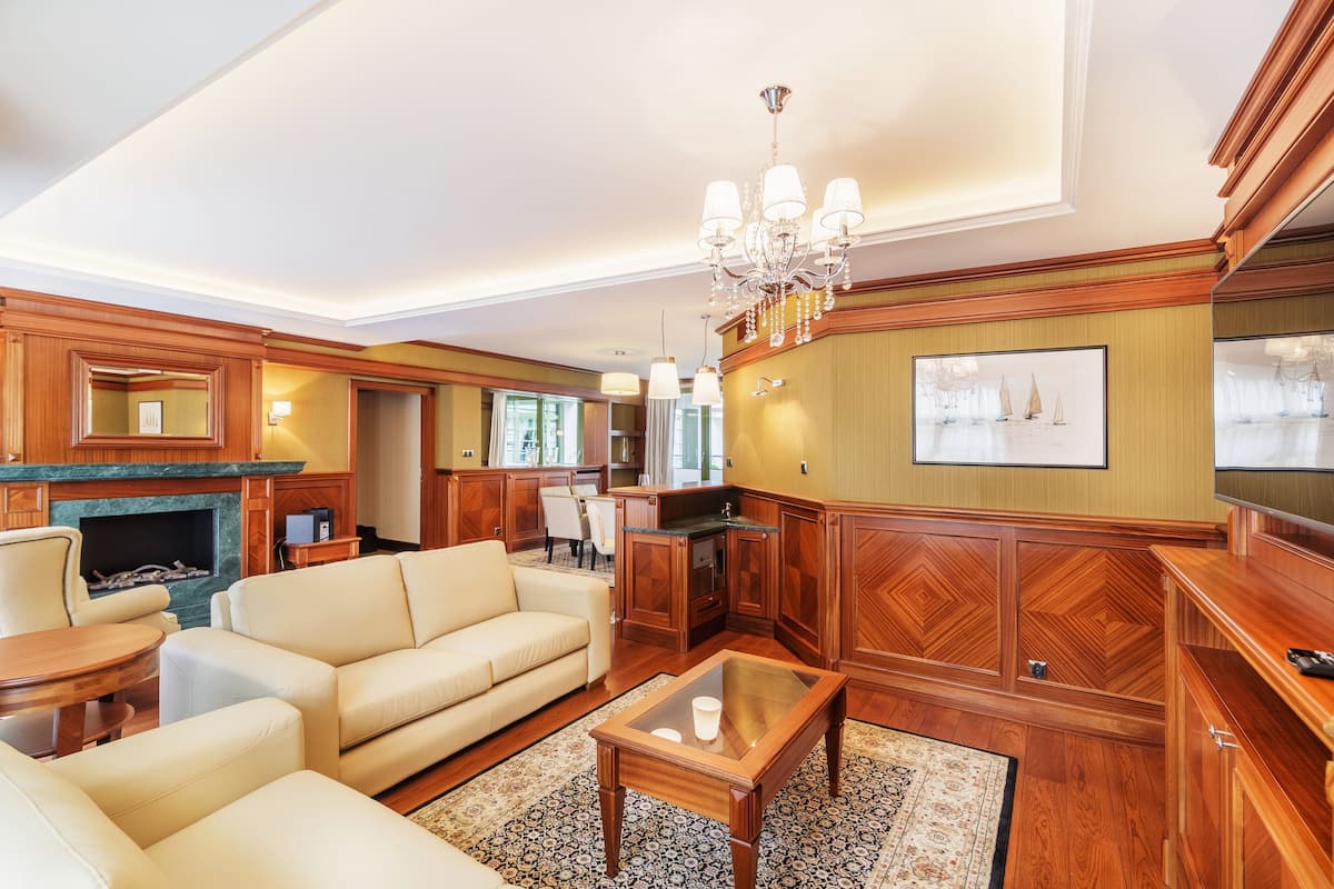 Grand Apartment | Living room | Flat-screen TV