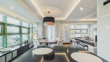 Premium appartement | Woonkamer | Een flatscreentelevisie