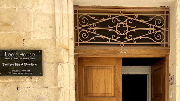 A wooden door with a sign above it that reads "Lee's House" and "Bed & Breakfast." - Lee's House Bed & Breakfast Sliema (Sliema)