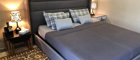 Kamar Double Deluks (Room 2) | Minibar, tirai kedap cahaya, setrika/meja setrika, dan Wi-Fi gratis