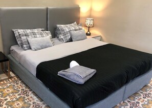 Frigobar, cortinas blackout, ferros/tábuas de passar roupa