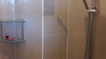 Deluxe Room | Bathroom shower