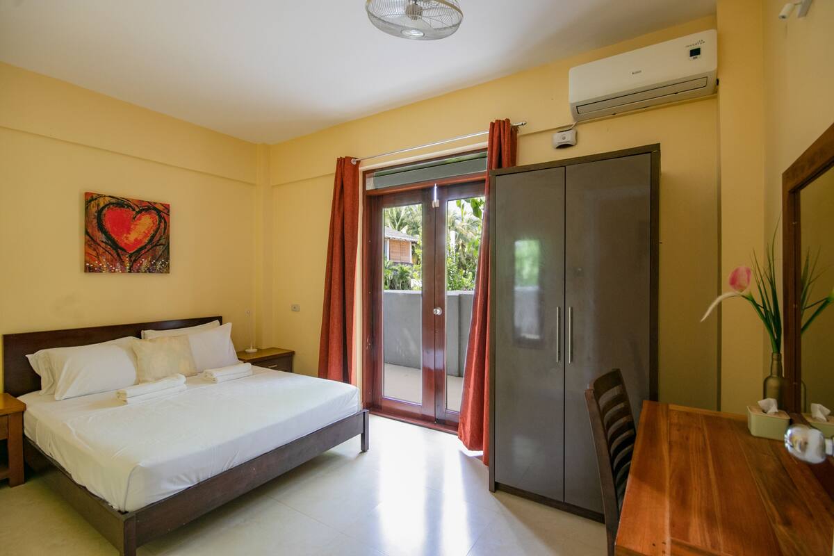 Suite, 1 habitación | Caja fuerte, escritorio, espacio para trabajar con un portátil