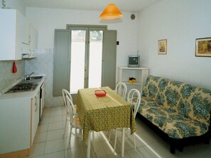 Studio | Essbereich im Zimmer