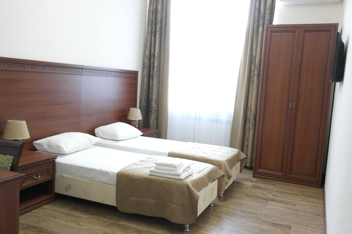 Quarto duplo conforto | Escrivaninha, camas extras/dobráveis (sobretaxa), Wi-Fi de cortesia