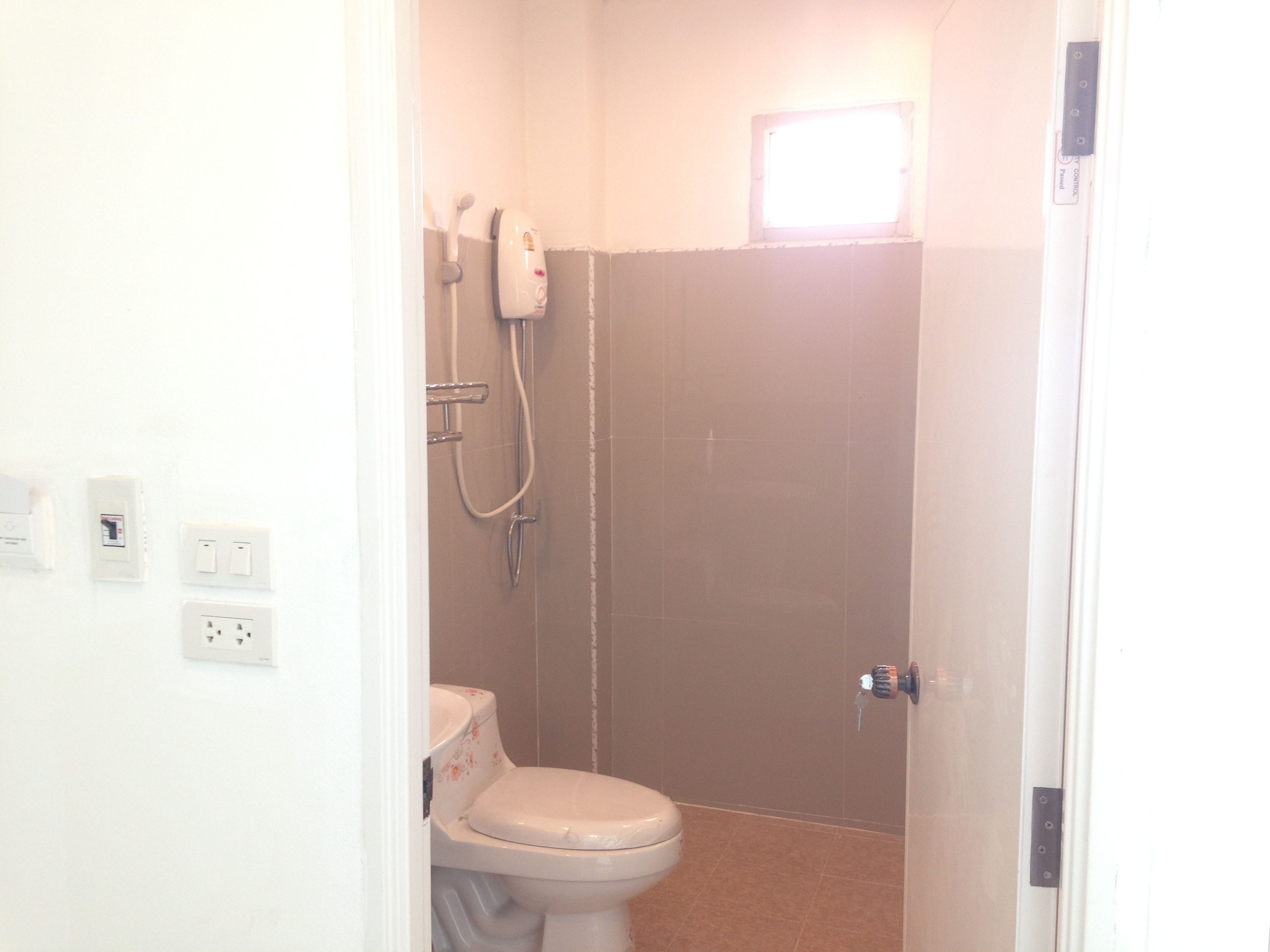 Standard Double Room | Baño | Regadera, amenidades de baño gratuitas, toallas 