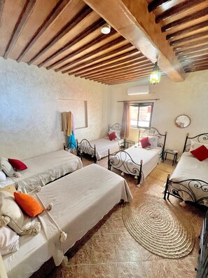 基础宿舍, 多张床, 无烟房, 露台 | 客房内保险箱、隔音、熨斗/熨衣板、免费 WiFi