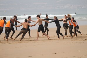 Plage à proximité, yoga sur la plage