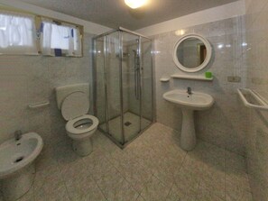 Apartment, 2 Bedrooms | Bathroom | Shower, bidet - Mery Sabbiadoro (Lignano Sabbiadoro)