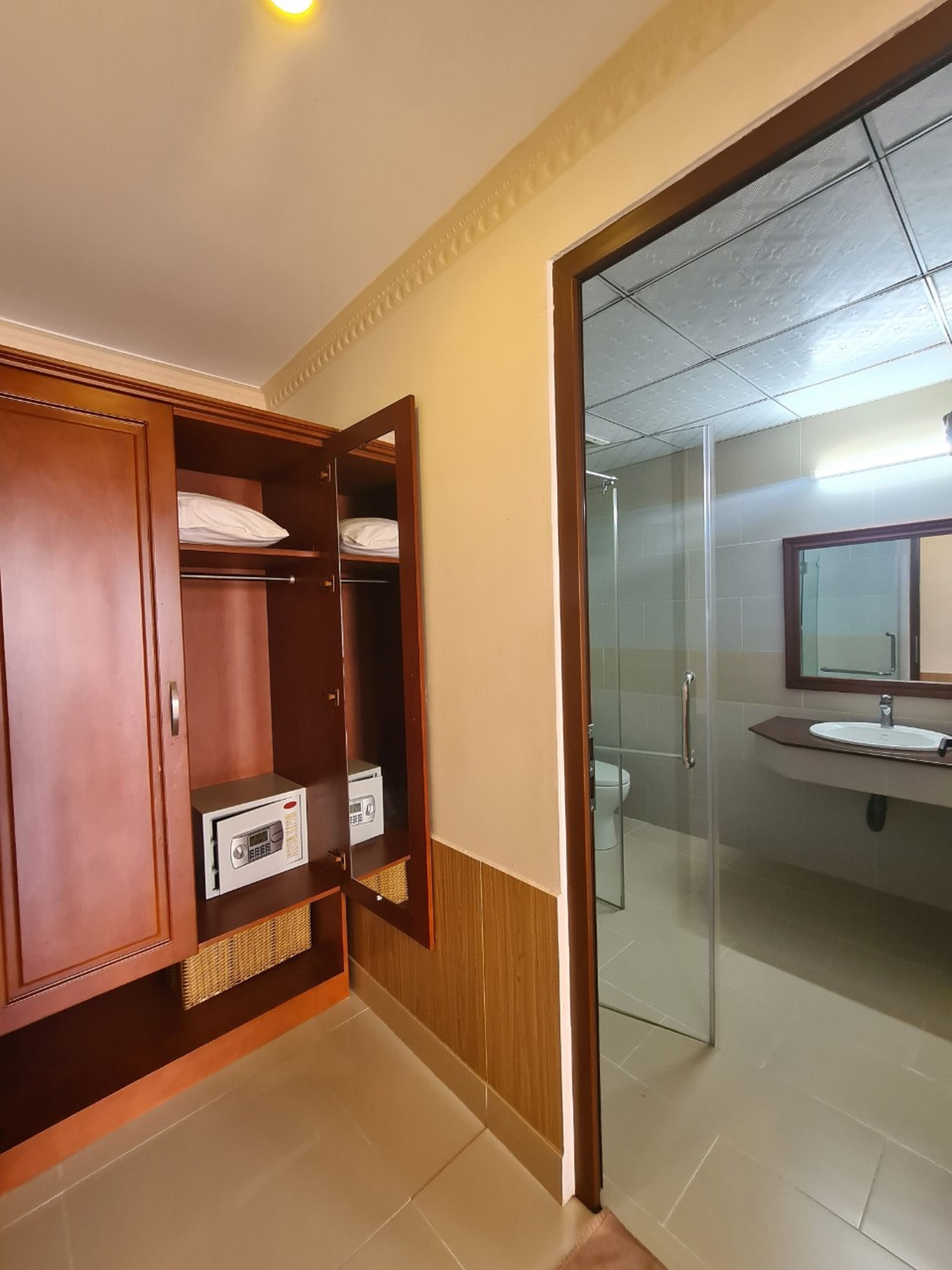 shower, free toiletries, hair dryer, slippers