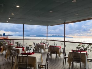 2 restaurants; lunch and dinner served  - HaiDuong Intourco Resort (Vung Tau)