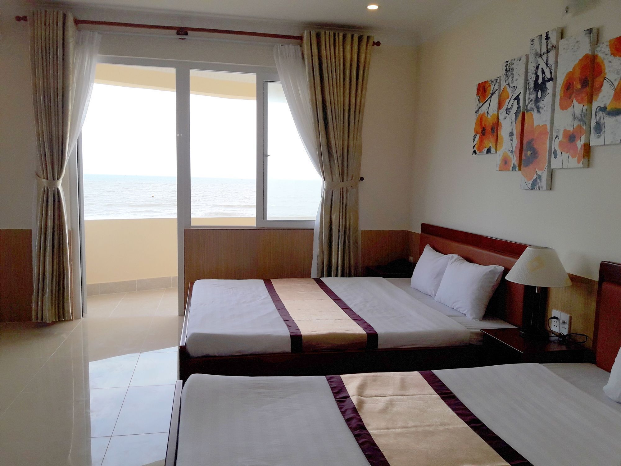 premium bedding, free minibar items, in-room safe, desk