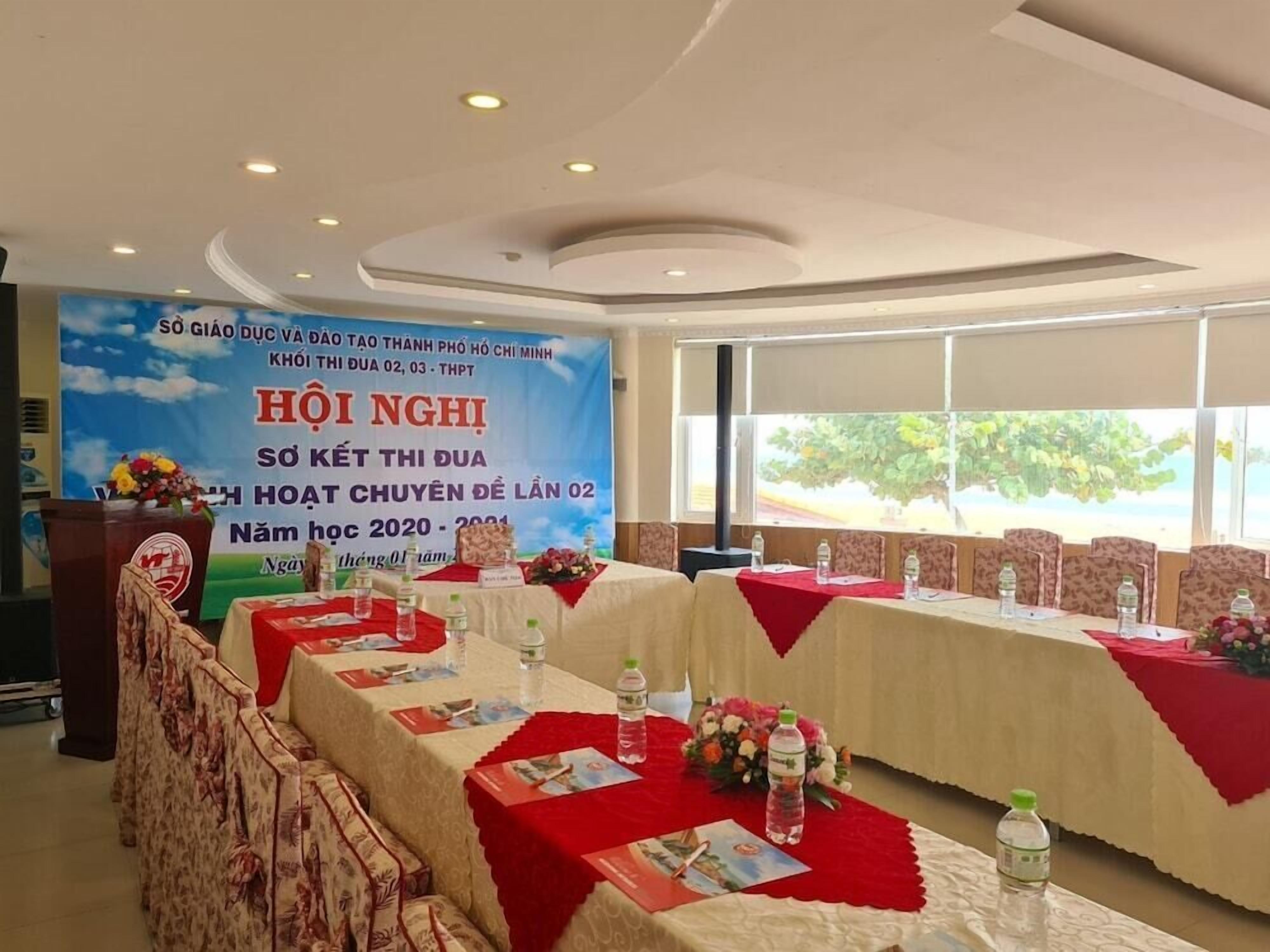 2 restaurants, lunch, dinner served; local and international cuisine