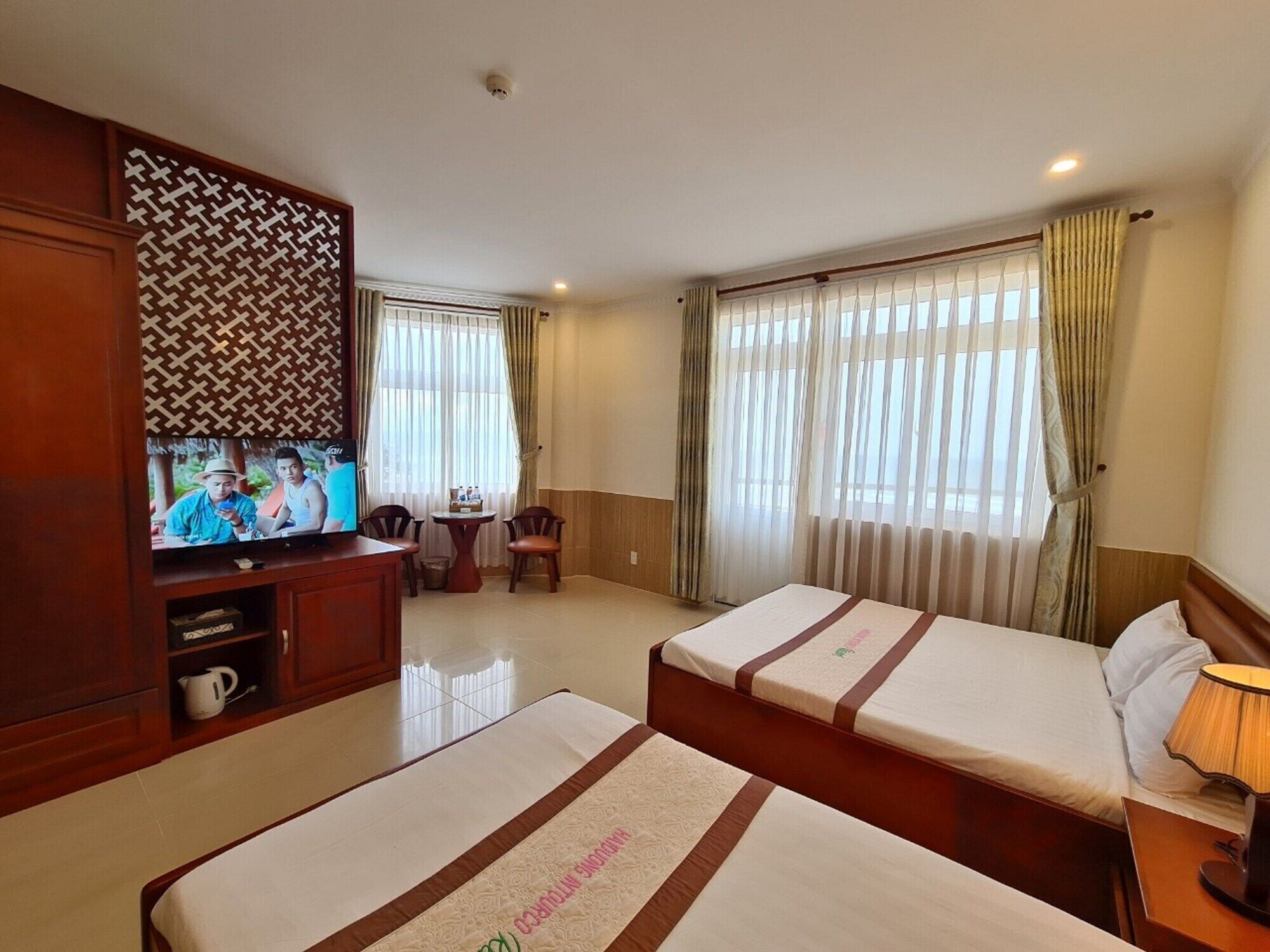 premium bedding, free minibar items, in-room safe, desk