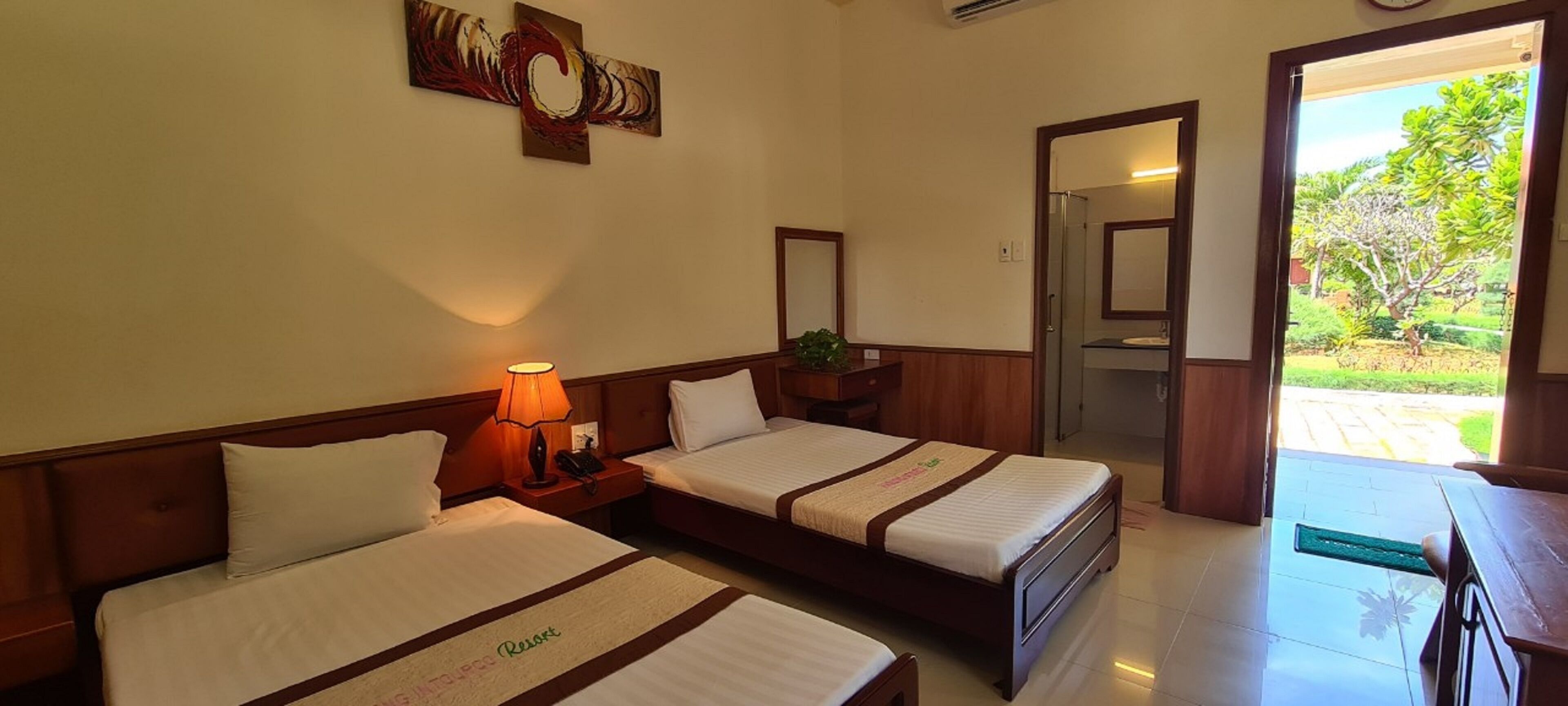 premium bedding, free minibar items, in-room safe, desk